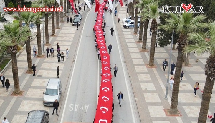 120 metrelik Türk bayrağı elden ele taşındı