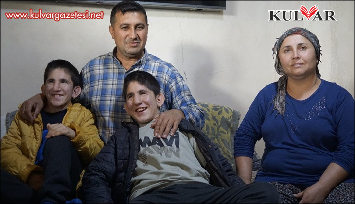13 yaşındaki ikizler Kromozom 4q Delesyon Sendromu ile mücadele ediyor