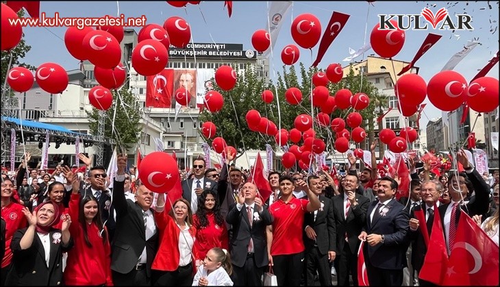 19 Mayıs’ın 105. yıldönümünde kırmızı beyaz 105 balon gökyüzüne bırakıldı