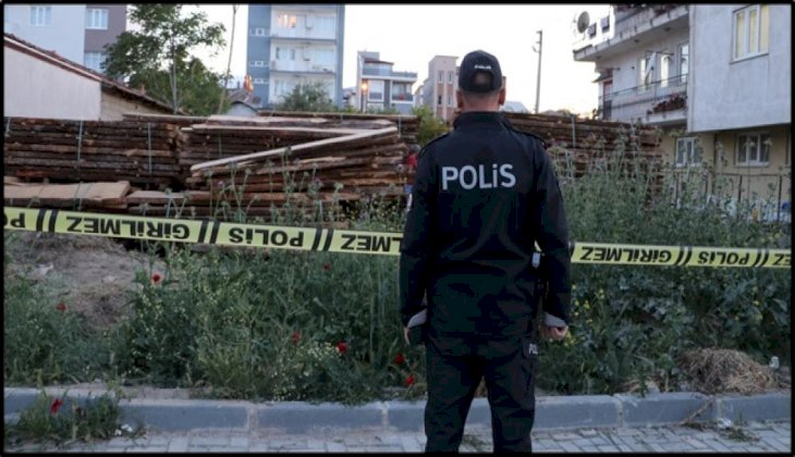 Üstüne çıkıp oynadığı kerestelerin altında kalan çocuk öldü