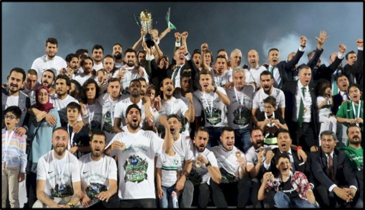 Denizlispor, şampiyonluk kupasını kaldırdı 