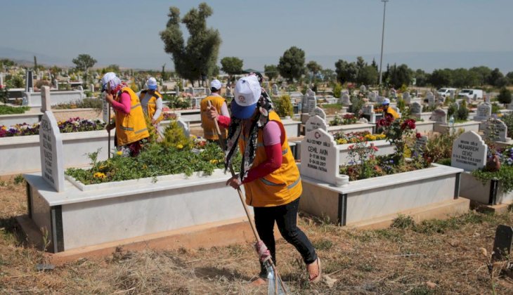 Mezarlıklarda bayram temizliği yapılıyor