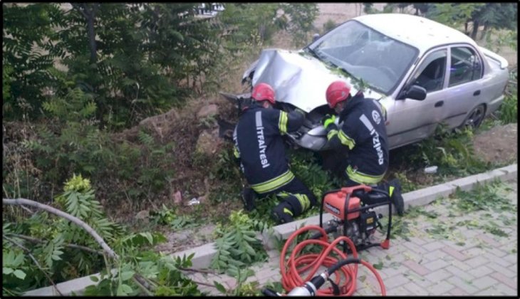 Refüjdeki ağaçlara çarpan otomobilin sürücüsü yaralandı