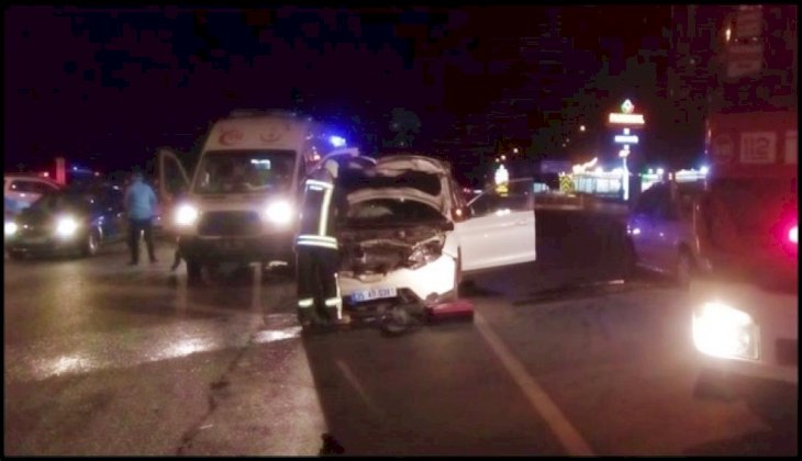 İki otomobil çarpıştı: 2 ölü ,9 yaralı 