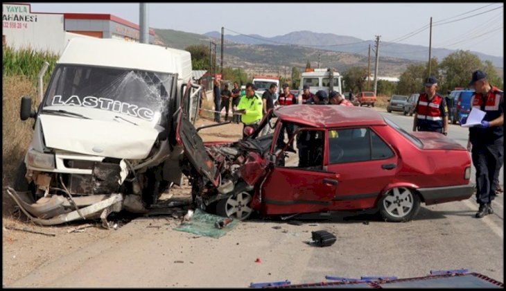 Otomobille kamyonet çarpıştı: 2 ölü, 1 yaralı