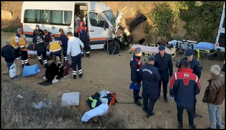 Denizli'de tur minibüsü ile traktör çarpıştı: 13 yaralı