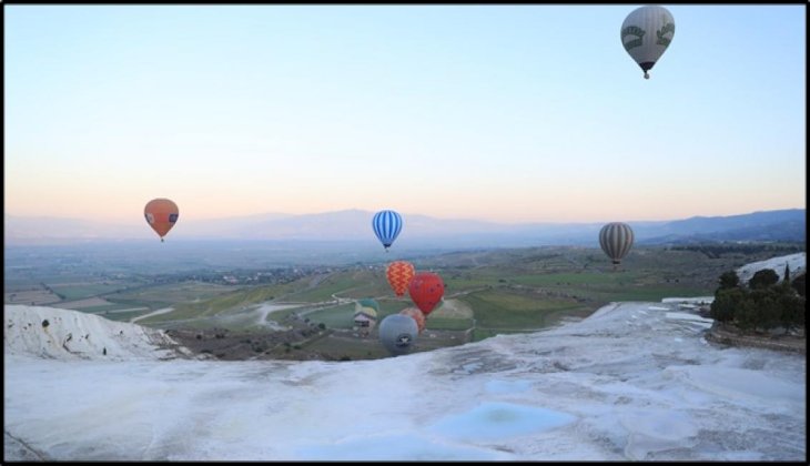 Pamukkale'de balonlar 153 bin kişiyi uçurdu