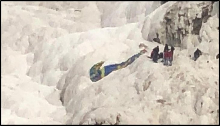 Pamukkale'de travertenlere düşen yamaç paraşütü pilotu yaralandı