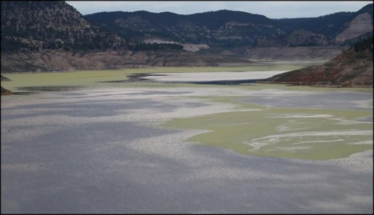 Adıgüzeller Baraj Gölünün Yüzeyi Renk Değiştirdi