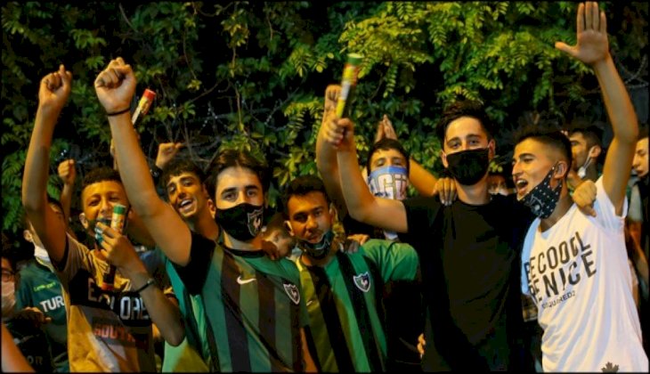 Denizlispor taraftarı ligde kalmayı kutladı