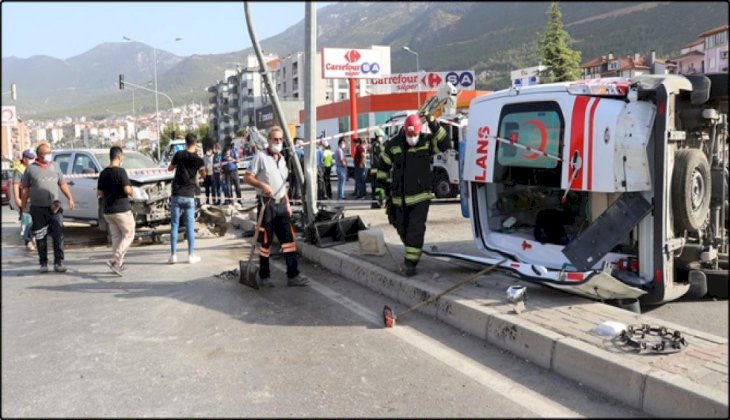 Ambulansla pikapın çarpışması sonucu 6 kişi yaralandı