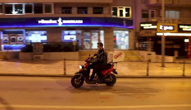 Yılbaşında sokaklar motosikletli kuryelere kaldı