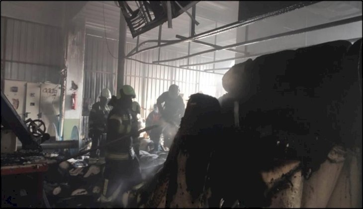Tekstil fabrikası yoğun dumanlar sonrası alevlere teslim oldu