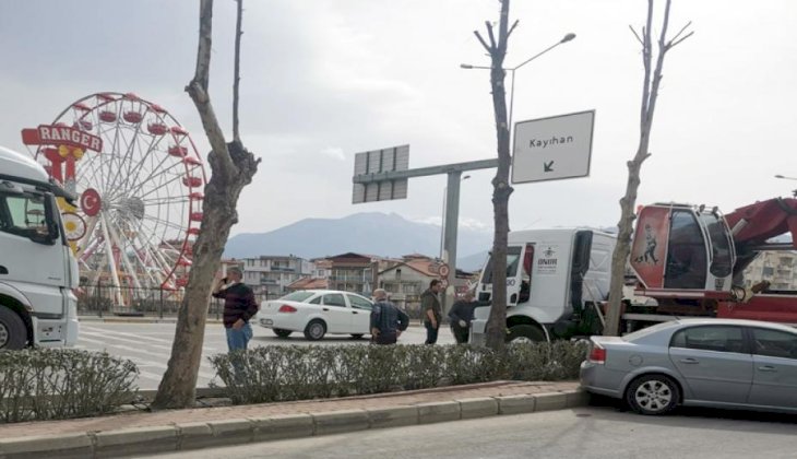 Çalışırken fren boşalan vinç zincirleme kazaya neden oldu