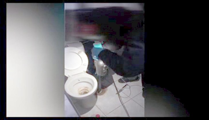 Polis banyo giderine dökülen uyuşturucuyu elektrikli süpürgeyle topladı