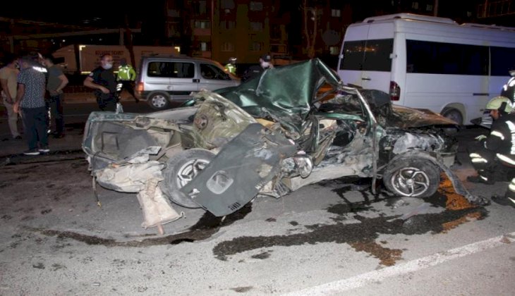 Hurda yığınına dönen otomobil ağır yaralı çıkan genç sürücü hayatını kaybetti