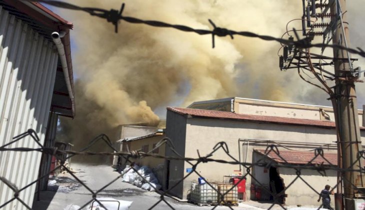  İplik fabrikasında çıkan yangında 4 işçi dumandan etkilendi