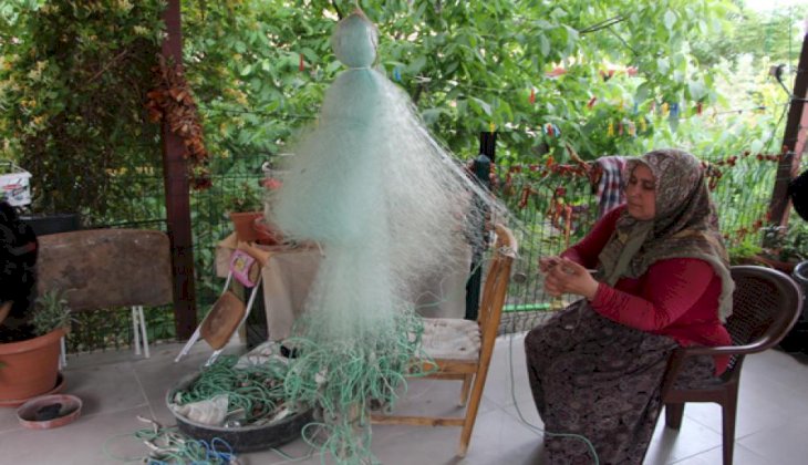 Beydillili kadınlar balık ağı örerek aile ekonomisine katkı sağlıyor