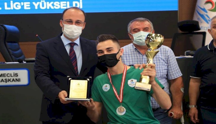 Başkan Örki’den şampiyonlara teşekkür plaketi