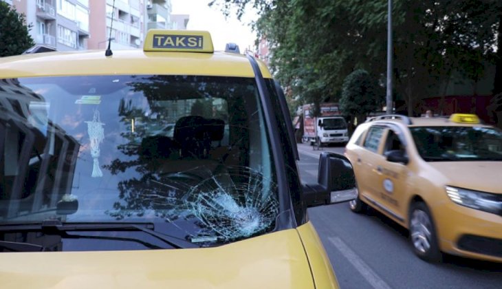 Karşıdan karşıya geçmeye çalışan yayaya ticari taksi çarptı