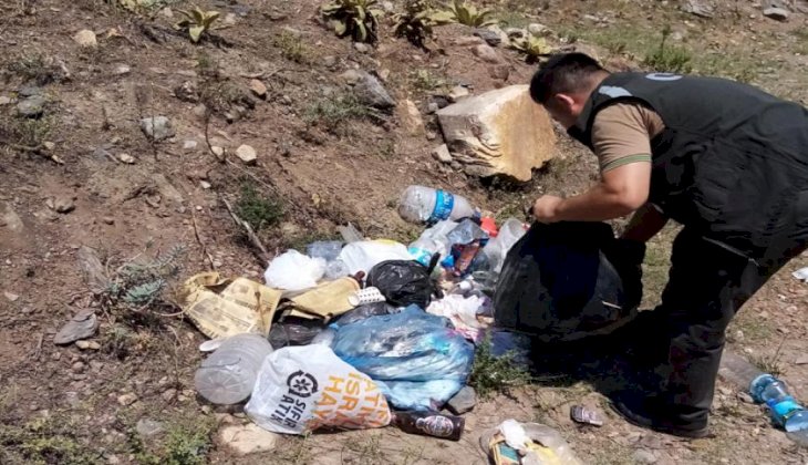 Duyarsız piknikçilerin çöplerini orman ekipleri topladı