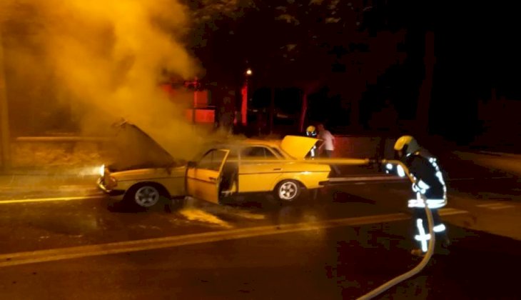 Park halindeki araç alev alev yandı 