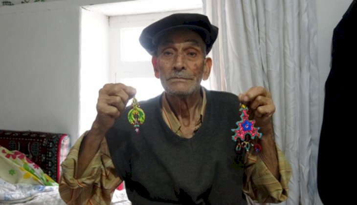 93 yaşında çıtlık ağacından nazarlık yapıp satıyor