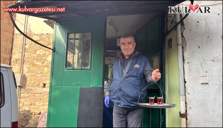 50 yıllık çay ocağında baba mesleğini sürdürüyor