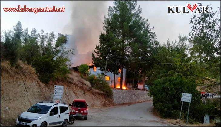 Acıpayam'da elektrik kontağı camiyi kül etti