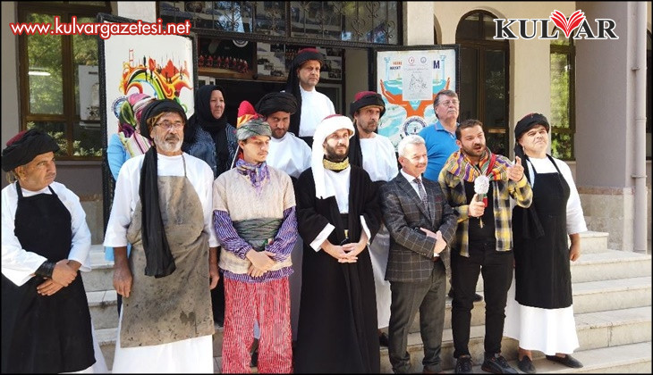 Ahilik teşkilatına girmeye hak kazanan çıraklar şedlerini kuşandı