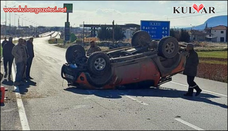 Aksı kırılan pikap takla attı