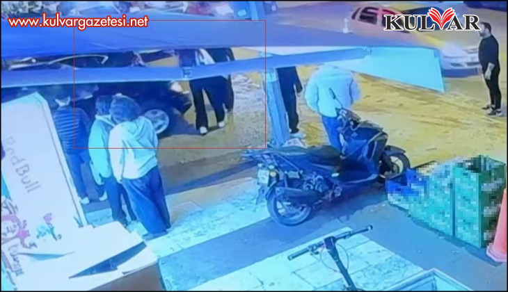 Aniden hareket eden otomobil yaya ve araçların arasına daldı