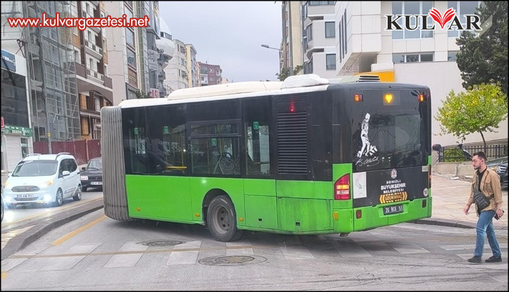 Arıza yapan halk otobüsü yolu kapattı