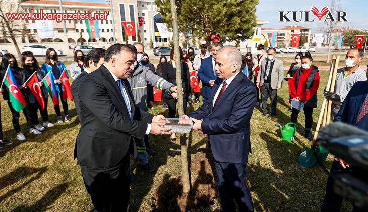 Azerbaycan Büyükelçisi’nden Hocalı Soykırımı Anıtı’na kırmızı karanfil