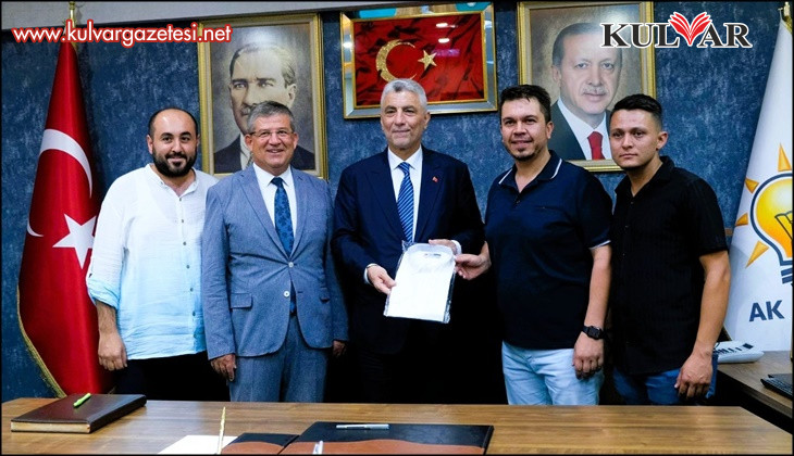 Bakan Bolat’a tescilli Buldan bezinden üretilen gömlek hediye edildi