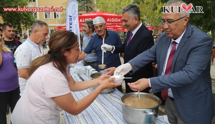 Başkan Arslan Vatandaşlara Aşure Dağıttı