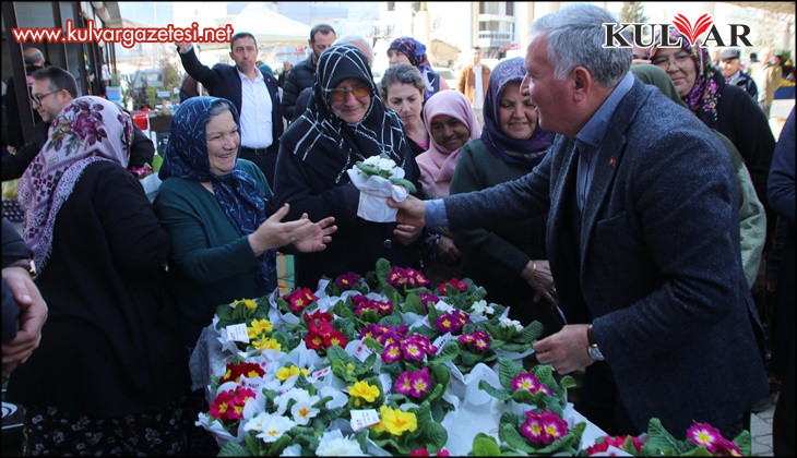 Başkan Kepenek Honazlı kadınlara çiçek takdim etti