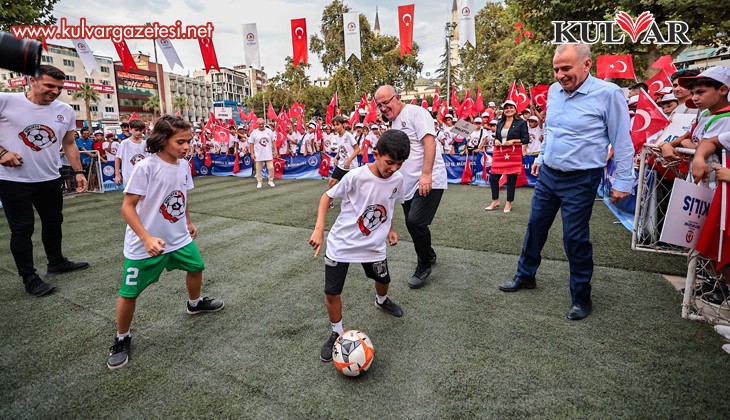 Başkan Zolan, afetzede çocuklar ile futbol oynadı