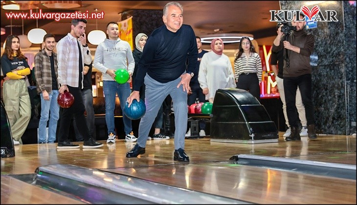 Başkan Zolan, gençlerle bowlingde hünerlerini sergiledi