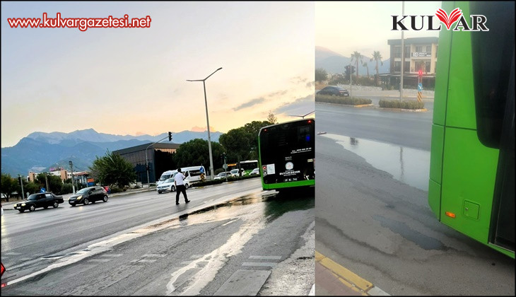 Belediye otobüsünden dökülen yakıt sürücülere zor anlar yaşattı