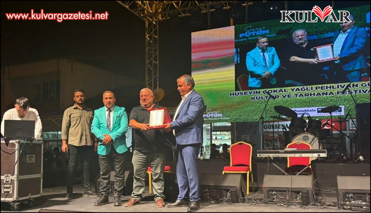 Beyağaç'ın esnaf Belediye Başkanı Sezayi Pütün'e teşekkür plaketi