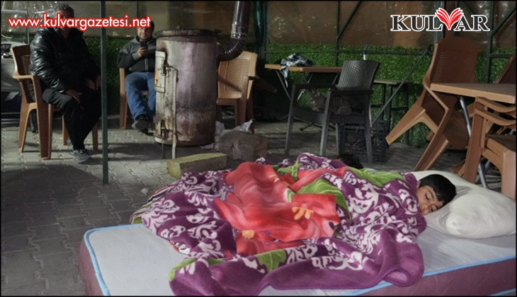 Buldan'da 5.1 büyüklüğündeki depremin ardından yaşanan artçılardan korkan vatandaşlar dışarda sabahladı