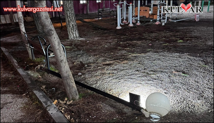 Buldan’da çocuk parkındaki aydınlatma direği tehlike saçıyor
