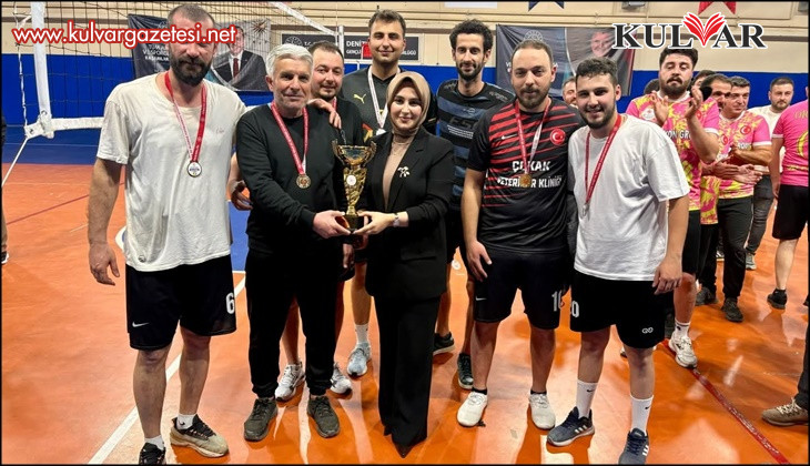 Çal'da düzenlenen voleybol turnuvasında final maçları heyecanı zirveye taşıdı