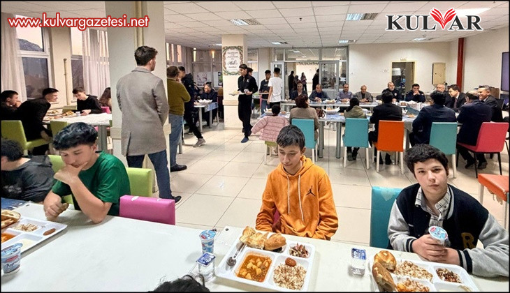 Çameli protokolü İmam Hatip Lisesinin iftarında öğrencilerle buluştu