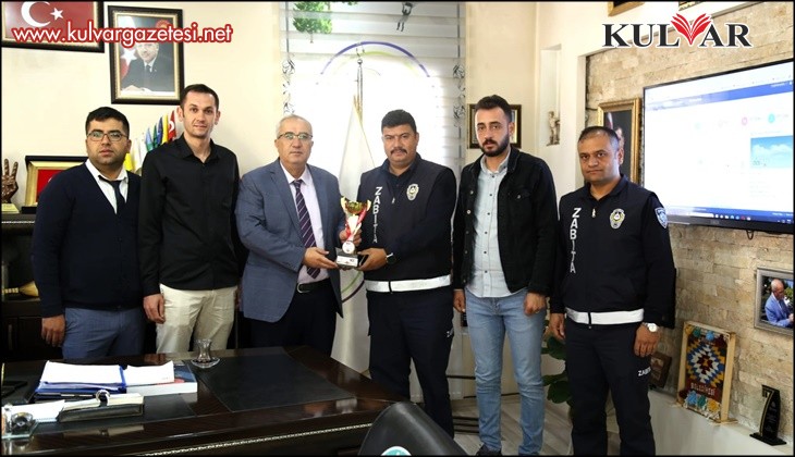 Çameli Voleybol Takımı kupayı Başkan Arslan’a takdim etti
