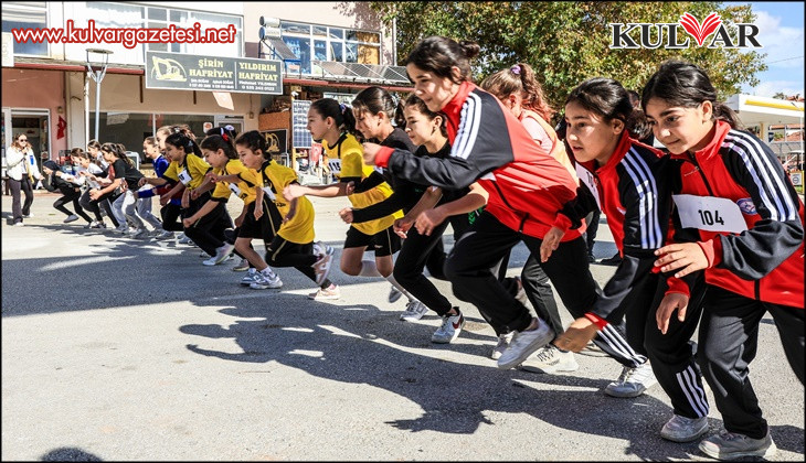 Çamelili çocuklar cumhuriyete koştu