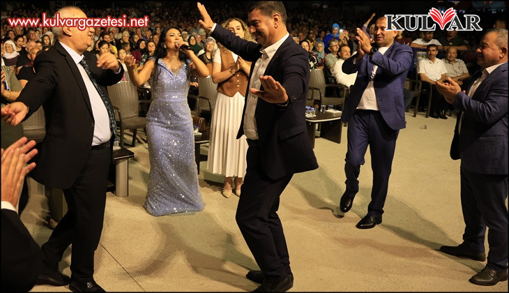 Çamelili vatandaşlar Ayşe Dinçer ile coşku dolu bir konser yaşadı