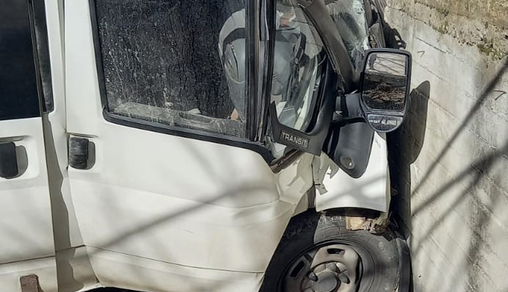 Cami duvarına çarpan minibüsün sürücüsü ağır yaralandı