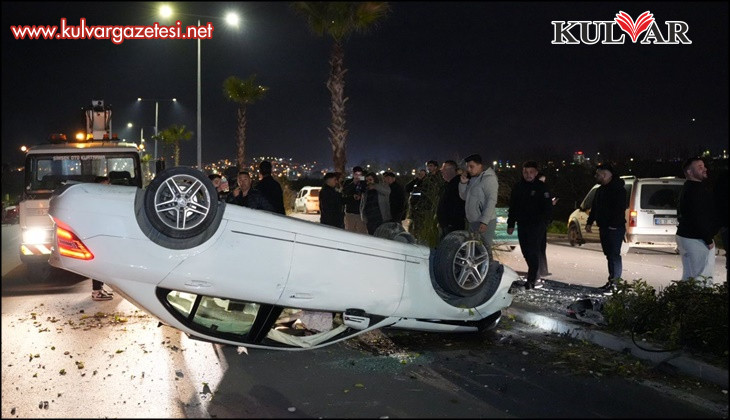 Çevre yolunda yarış yapan lüks araç hakimiyetini kaybetmesi sonucu önce refüjdeki ağaca ardından karşı şeride geçerek takla attı